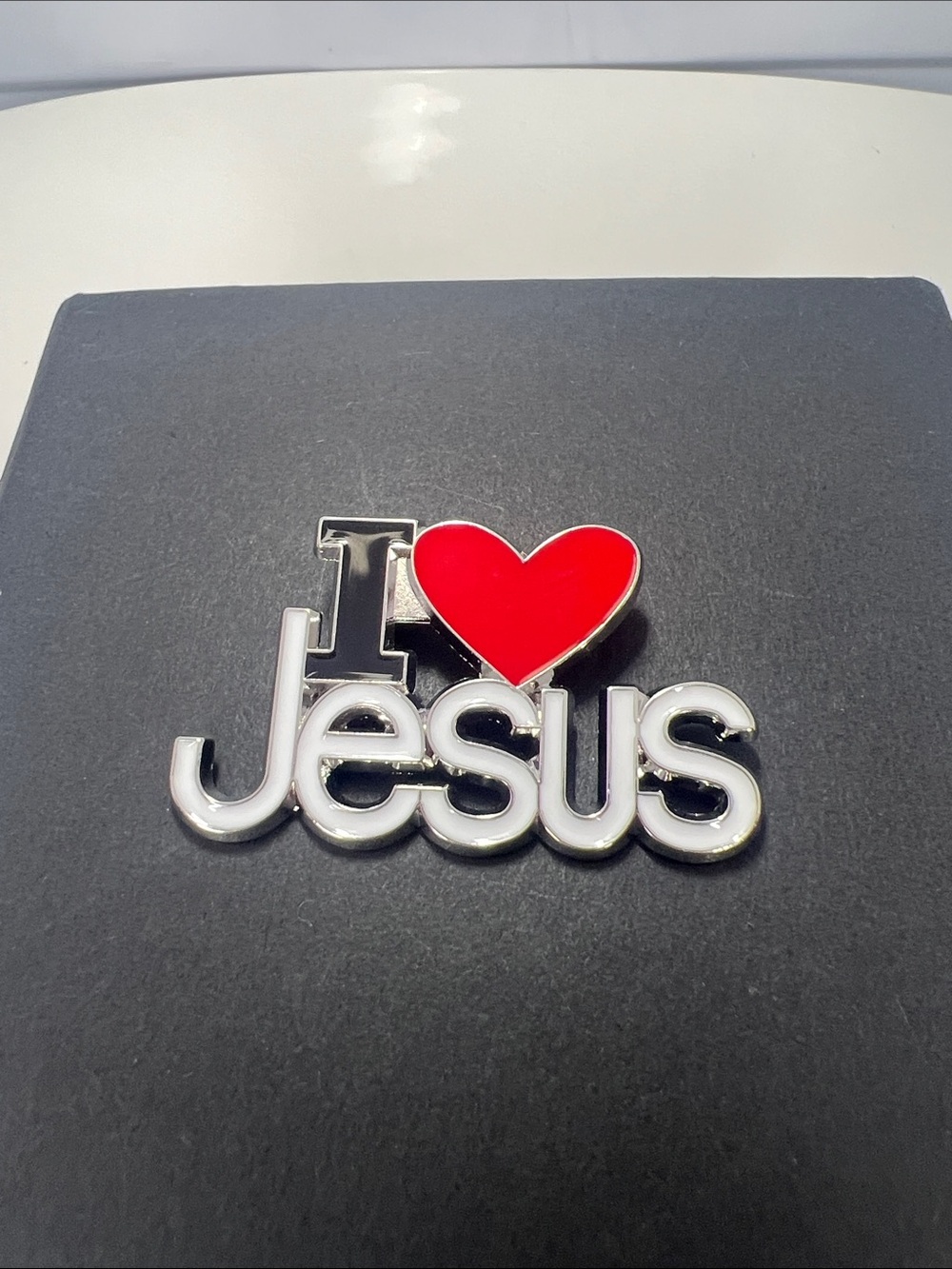 I Heart Jesus Red White Black Brooch - Picture 3 of 3